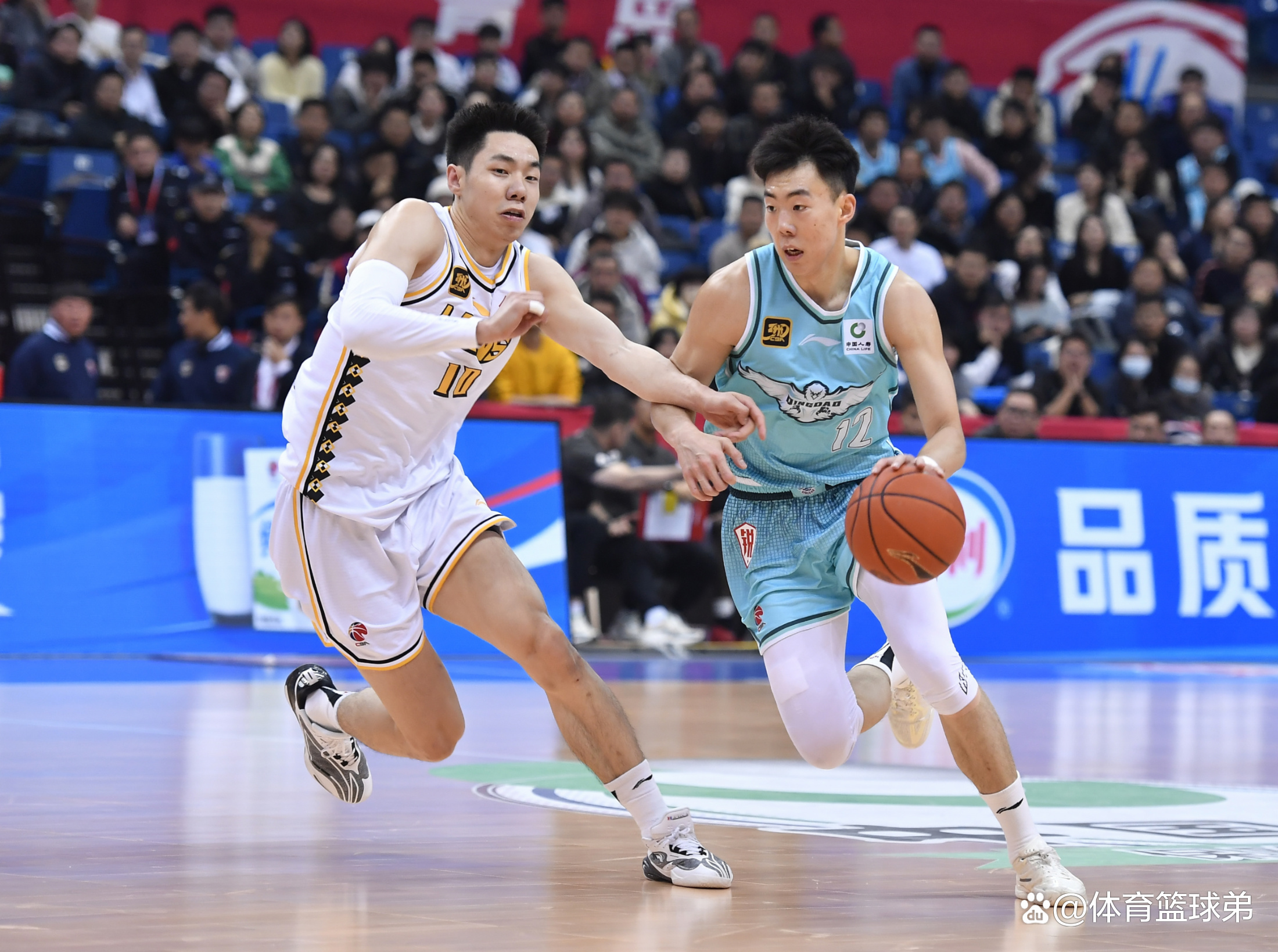 包含集结日体能课后；广厦男篮状态回暖备战荷甲；话题不断；更衣室氛围转暖的词条